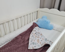 Load image into Gallery viewer, Minky sedziņa brūna ar zaķīšiem un ezīšiem uz balta fona