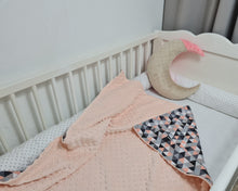 Load image into Gallery viewer, Minky sedziņa maigi persika tonī ar maziem trīsstūriem 3 toņos