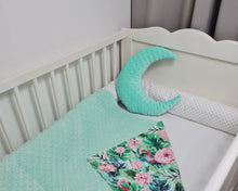 Load image into Gallery viewer, Minky sedziņa maigā mint tonī ar rozā flamingo zaļos tropos
