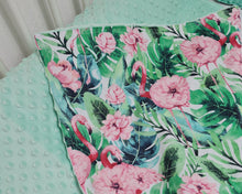 Load image into Gallery viewer, Minky sedziņa maigā mint tonī ar rozā flamingo zaļos tropos