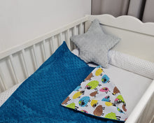 Load image into Gallery viewer, Minky sedziņa zilā tonī ar krāsainām aitiņām zilām zaļām