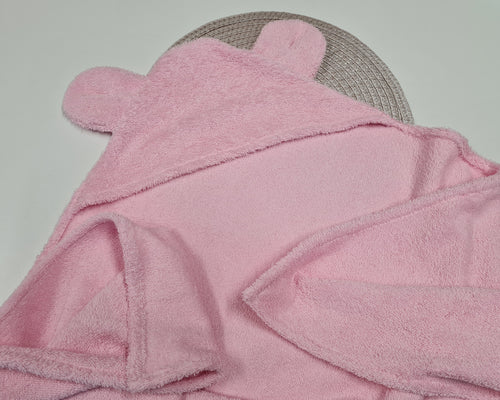 Bērnu dvielis ar iešūtu kapuces daļu pelīte gaiši rozā tonī iespēja personalizēt ar izšūtu vārdu.
