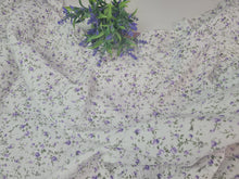 Ielādēt attēlu galerijas skatītājā, Muslīna autiņš balts ar lillā smalkiem ziediņiem, divi izmēri

