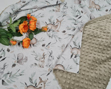 Ielādēt attēlu galerijas skatītājā, Minky sedziņa gaišā bēšā tonī ar meža zvēriem stirniņu, zaķi, vāverīti uz balta fona