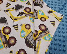 Load image into Gallery viewer, Minky sedziņa zila ar dzelteniem traktoriem un kravas mašīnām