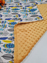 Ielādēt attēlu galerijas skatītājā, Minky sedziņa dzeltena ar krāsainām spalvām