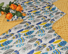 Ielādēt attēlu galerijas skatītājā, Minky sedziņa dzeltena ar krāsainām spalvām