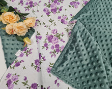 Ielādēt attēlu galerijas skatītājā, Minky sedziņa zaļā tonī ar violētiem rožu ziediem uz balta pamata