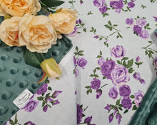 Ielādēt attēlu galerijas skatītājā, Minky sedziņa zaļā tonī ar violētiem rožu ziediem uz balta pamata