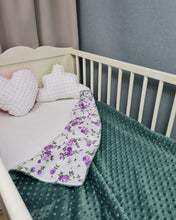 Ielādēt attēlu galerijas skatītājā, Minky sedziņa zaļā tonī ar violētiem rožu ziediem uz balta pamata
