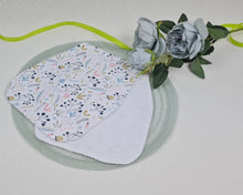 Load image into Gallery viewer, Shoulder towel made of cotton fabric with moisture-resistant terry, pattern with stylized plants