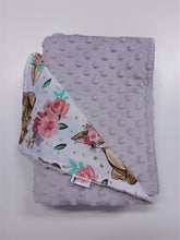 Ielādēt attēlu galerijas skatītājā, Minky sedziņa gaiši pelēka ar stirniņām un ziedu vainadziņiem