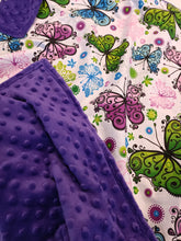Ielādēt attēlu galerijas skatītājā, Minky sedziņa tumši violeta ar krāsainiem lieliem taureņiem