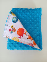 Ielādēt attēlu galerijas skatītājā, Minky sedziņa, zila ar lapsiņām un baloniem