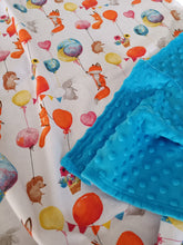 Ielādēt attēlu galerijas skatītājā, Minky sedziņa, zila ar lapsiņām un baloniem