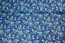 Load image into Gallery viewer, 100% kokvilnas audums zili ziedi uz zila fona, 3,90EUR/m