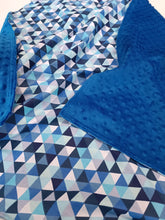 Load image into Gallery viewer, Minky sedziņa, zila ar ziliem maziem trīsstūriem
