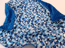 Load image into Gallery viewer, Minky sedziņa, zila ar ziliem maziem trīsstūriem