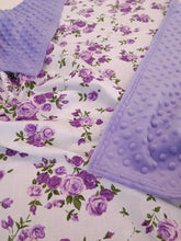 Ielādēt attēlu galerijas skatītājā, Minky sedziņa, violeta ar violetiem  rožu ziediem