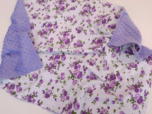 Ielādēt attēlu galerijas skatītājā, Minky sedziņa, violeta ar violetiem  rožu ziediem