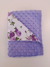 Ielādēt attēlu galerijas skatītājā, Minky sedziņa, violeta ar violetiem  rožu ziediem