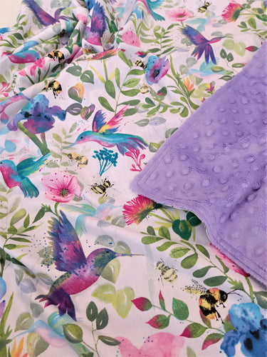 Minky sedziņa violeta ar krāsainiem kolibrī putniņiem un ziediem