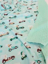 Ielādēt attēlu galerijas skatītājā, Minky sedziņa mint tonī vienkrāsaina ar zaķīšiem sporta mašīnās
