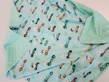 Ielādēt attēlu galerijas skatītājā, Minky sedziņa mint tonī vienkrāsaina ar zaķīšiem sporta mašīnās