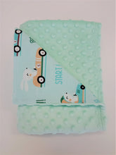 Ielādēt attēlu galerijas skatītājā, Minky sedziņa mint tonī vienkrāsaina ar zaķīšiem sporta mašīnās