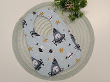 Load image into Gallery viewer, Lacīte priekšautiņš ar kosmosa kuģiem uz pelēka fona