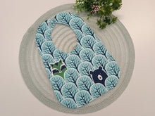 Ielādēt attēlu galerijas skatītājā, Lacīte priekšautiņš kokvilnas ar lāčiem mežā uz mint fona