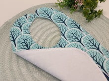 Ielādēt attēlu galerijas skatītājā, Lacīte priekšautiņš kokvilnas ar lāčiem mežā uz mint fona