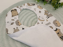 Load image into Gallery viewer, Lacīte priekšautiņš kokvilnas ar dzīvnieciņiem uz balta fona