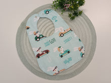 Load image into Gallery viewer, Lacīte priekšautiņš kokvilnas ar zaķiem un mašīnām uz mint fona