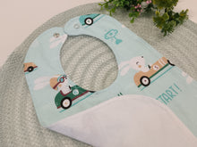 Load image into Gallery viewer, Lacīte priekšautiņš kokvilnas ar zaķiem un mašīnām uz mint fona