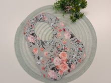 Load image into Gallery viewer, Lacīte priekšautiņš kokvilnas ar ziediņiem uz pelēka fona