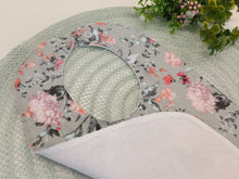 Load image into Gallery viewer, Lacīte priekšautiņš kokvilnas ar ziediņiem uz pelēka fona