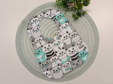 Load image into Gallery viewer, Lacīte priekšautiņš raibs ar kaķīšiem