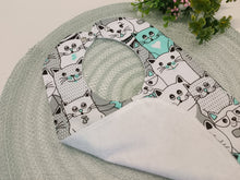 Load image into Gallery viewer, Lacīte priekšautiņš raibs ar kaķīšiem