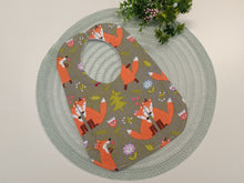 Load image into Gallery viewer, Lacīte priekšautiņš ar lapsiņām uz zaļa pamata