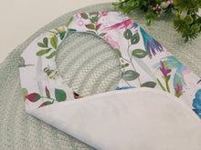 Load image into Gallery viewer, Lacīte priekšautiņš raibs ar putniņiem