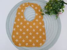Load image into Gallery viewer, Lacīte priekšautiņš muslīna dzeltena ar bēšām zvaigznēm