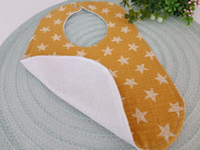 Load image into Gallery viewer, Lacīte priekšautiņš muslīna dzeltena ar bēšām zvaigznēm