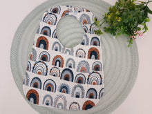 Load image into Gallery viewer, Lacīte priekšautiņš muslīna balta ar krāsainām varavīksnēm