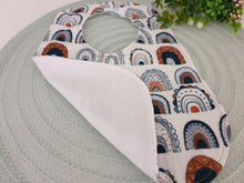 Load image into Gallery viewer, Lacīte priekšautiņš muslīna balta ar krāsainām varavīksnēm