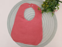 Load image into Gallery viewer, Lacīte priekšautiņš muslīna vienkrāsaina koraļļu rozā krāsā