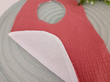 Load image into Gallery viewer, Lacīte priekšautiņš muslīna vienkrāsaina koraļļu rozā krāsā