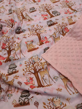 Ielādēt attēlu galerijas skatītājā, Minky sedziņa gaiši rozā tonī ar meža zvēriņiem un kokiem