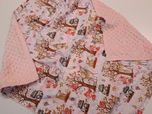 Ielādēt attēlu galerijas skatītājā, Minky sedziņa gaiši rozā tonī ar meža zvēriņiem un kokiem