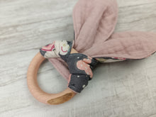 Load image into Gallery viewer, A snack ring with headphones